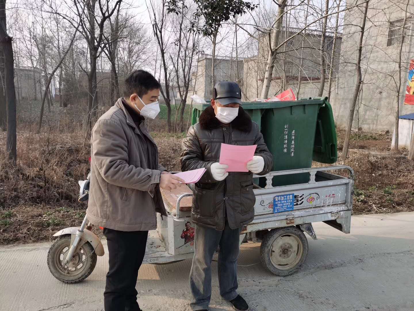 王鑫正在向村里的环卫人员讲解疫情防控措施和环卫消毒要求。（娄延旭摄）