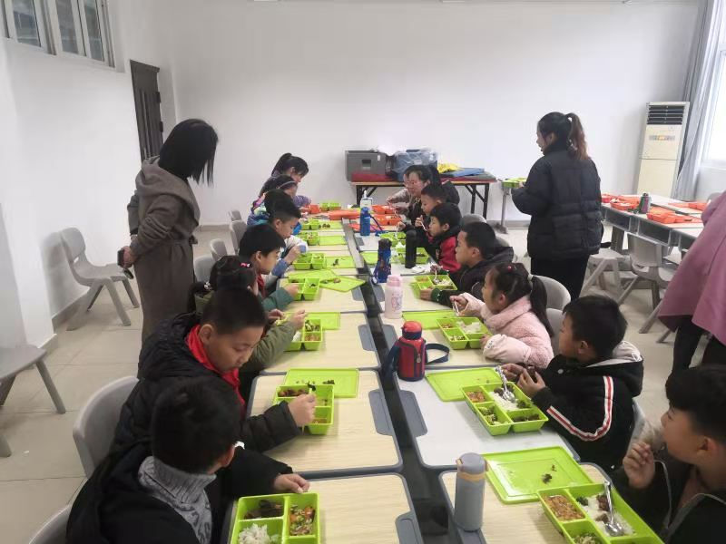 瑞阳小学为在校午餐学生提供就餐场所